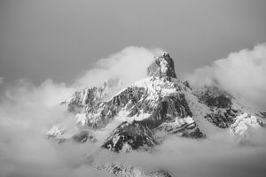 Verborgener Berggipfel zwischen Wolken