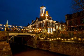 Historisches Rathaus von Dokkum in den Niederlanden bei Nacht von Eye on You