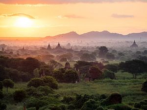 Zonsondergang bij het tempelveld in Bagan, Myanmar van Shanti Hesse