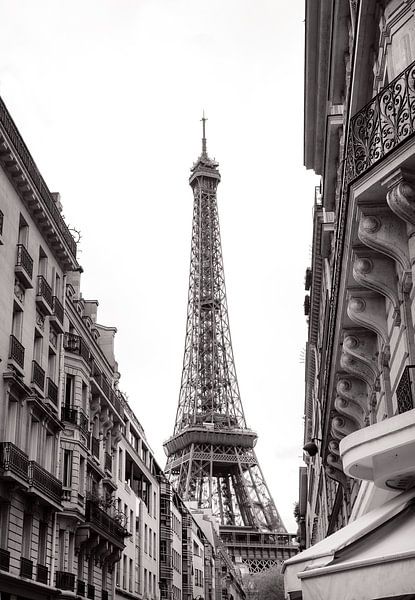 Eiffelturm Foto von Straße in Paris - ikonische Arbeit an der Wand von Studio Ajuut