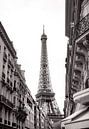 Eiffelturm Foto von Straße in Paris - ikonische Arbeit an der Wand von Studio Ajuut Miniaturansicht