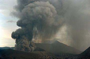Uitbarsting van de Bromo vulkaan in mei 2011. van Wunigards Photography