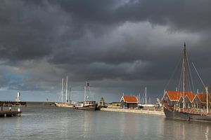 Dreigende lucht boven de haven van Hindeloopen von Ron Buist