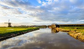 Schilderachtig uitzicht over de het natuurgebied Zevenbansche Boezem bij Sleeuwijk. van Ruud Morijn