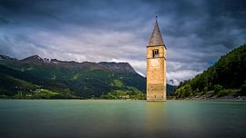 Kirchturm in Reschensee, Italien von Lex van Lieshout