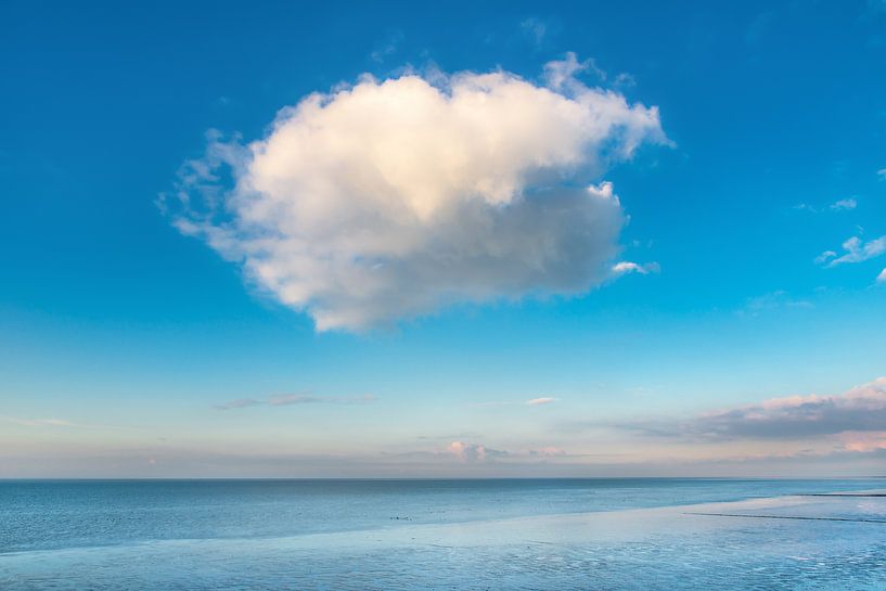 Zomerwolk boven het Wad bij laag water. by Harrie Muis