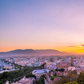 Malaga centrum tijdens zonsondergang - Andalusie, Spanje van Gerard van de Werken