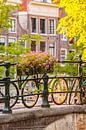 Fietsen op een gracht in Amsterdam van Martin Bergsma thumbnail