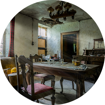 Eetkamer verlaten huisje (urbex) van Helga fotosvanhelga