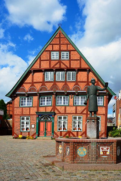Dyer's huis in Lütjenburg met gemeenschappelijke fontein van Gisela Scheffbuch