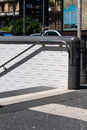 Trap naar metrostation 1-Universitá - verticaal.