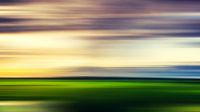 Groene velden en stormachtige luchten - Landschap abstract