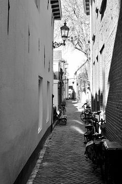 An alley in black and white