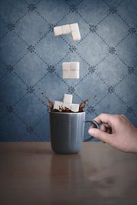 Schwebebild von Kaffee mit Tetris-Zuckerwürfeln - Einzigartige und dynamische Wanddekoration