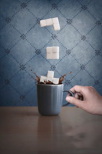 Levitatie Foto van Koffie met Tetris Suikerklontjes - Unieke en Dynamische Wanddecoratie