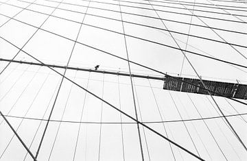 New York - Koorddanser op de Brooklyn Bridge van Raoul Suermondt