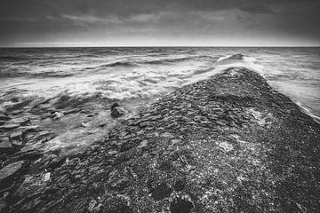 Zeewering in Zwart wit tijdens herfststorm met golven