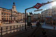 Puerta del sol, le cœur de Madrid avec une vue sur le panneau typique du métro, l'hôtel de ville et  par Kim Willems Aperçu