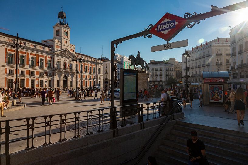 Puerta del sol, le cœur de Madrid avec une vue sur le panneau typique du métro, l'hôtel de ville et  par Kim Willems