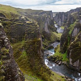 fjaðrárgljúfur, eine wunderschöne Schlucht in Island von Linda Schouw
