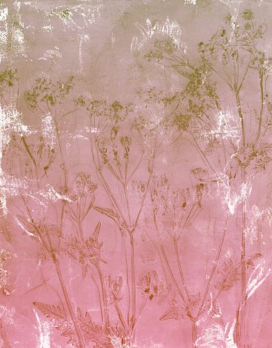 Natuurlijke botanische schoonheid. Okerkleurige bloemen op roze-beige gradiënt.