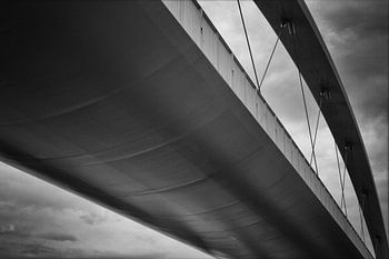 Abstrakte Brücke in Schwarz und Weiß