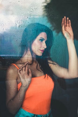 Femme regardant à l'intérieur derrière la vitre