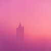Kirchturm im Nebel von Arjan Almekinders