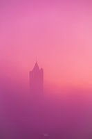 Kirchturm im Nebel