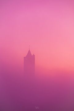Kerktoren in de mist