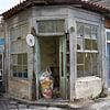 Vervallen (winkel)pand in Griekenland van Jetty Boterhoek