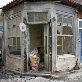 Vervallen (winkel)pand in Griekenland by Jetty Boterhoek