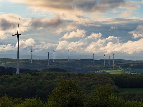 Landschap in Saarland met windturbines in de zomer