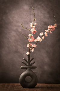 Vaas met roze bloemen