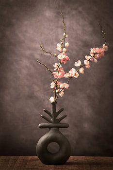 Vaas met roze bloemen