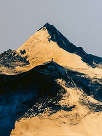Wanderer auf einem goldenen Berg