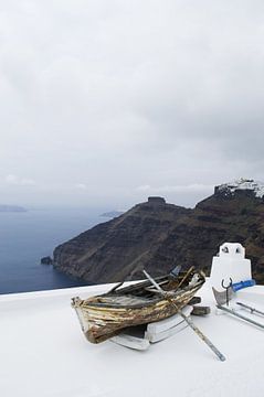 Oude vissersboot in Caldera Santorini van haroulita