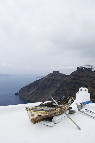 Vieux bateau de pêche à Caldera Santorini par haroulita