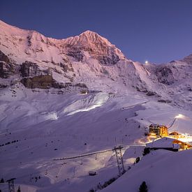 Kleine Scheidegg met de Eiger en Mönch na zonsondergang in de winter van Martin Steiner