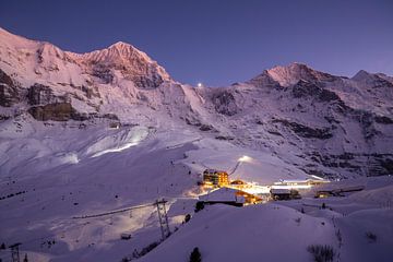 Petite Scheidegg avec l'Eiger et le Mönch au coucher du soleil en hiver