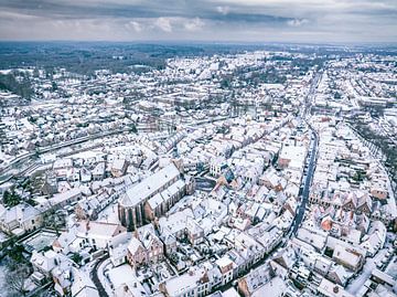 Luchtfoto van Hattem tijdens een koude winterochtend van Sjoerd van der Wal Fotografie
