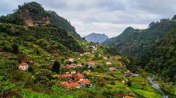 Madeira - Dorf in den grünen Bergen zwischen Wäldern in der Nähe von Pico do Arieiro, Luftaufnahme Naturlandschaft Panoramablick von adventure-photos