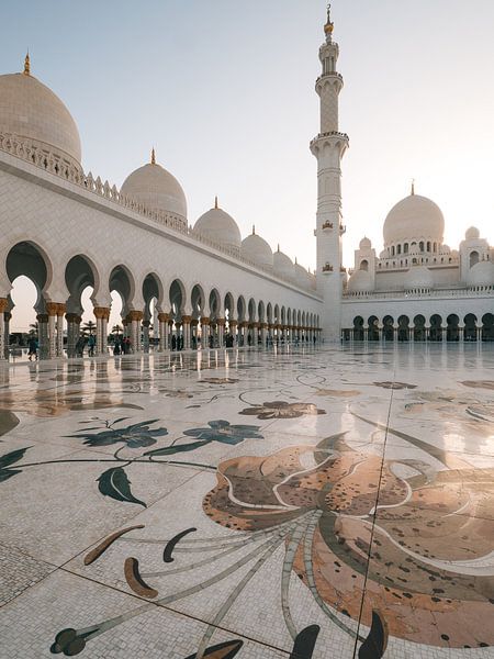 Sheikh Zayed Mosque (Abu Dhabi) at the end of the afternoon by Michiel Dros