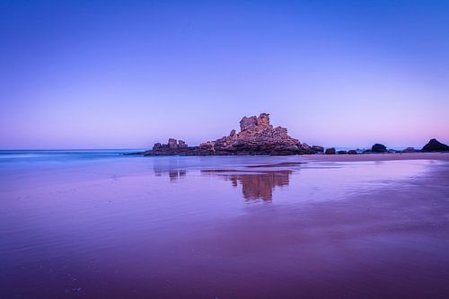 Strand in Portugal bij zonsopkomst