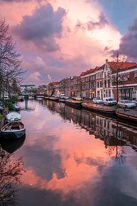 Leyde - La source d'Utrecht se reflète dans le canal (0123)
