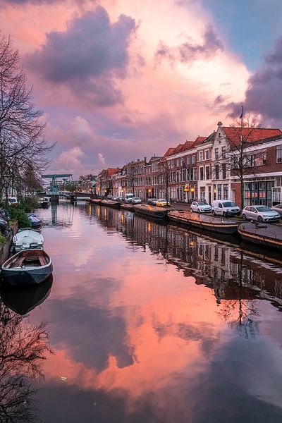 Leiden - De Utrechtse veer weerspiegeld in de gracht (0123) van Reezyard