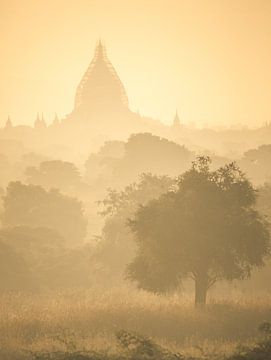 Gouden uur Bagan Myanmar van Rudolfo Dalamicio