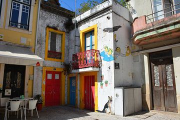 Kleurrijke straathoek in Batalha Portugal van My Footprints