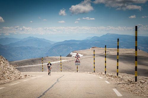 Wielrenner op de Mont Ventoux van Fenna Duin-Huizing