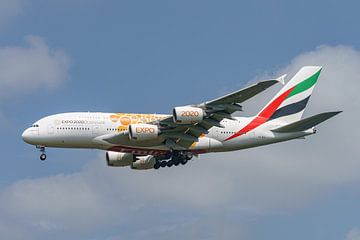 L'Airbus A380 d'Emirates s'apprête à atterrir à l'aéroport de Schiphol. sur Jaap van den Berg